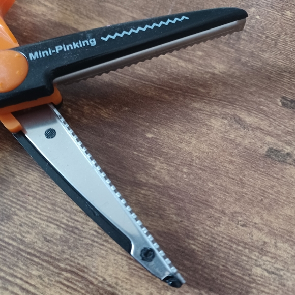 Fiskars paper edgers crafting scissors - Picture 3 of 3